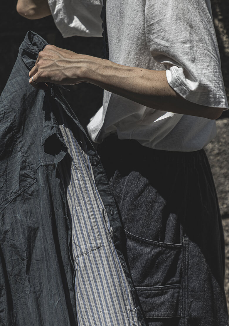 Wool Linen Mélange Stripe Easy Wide Pantsの着用画像