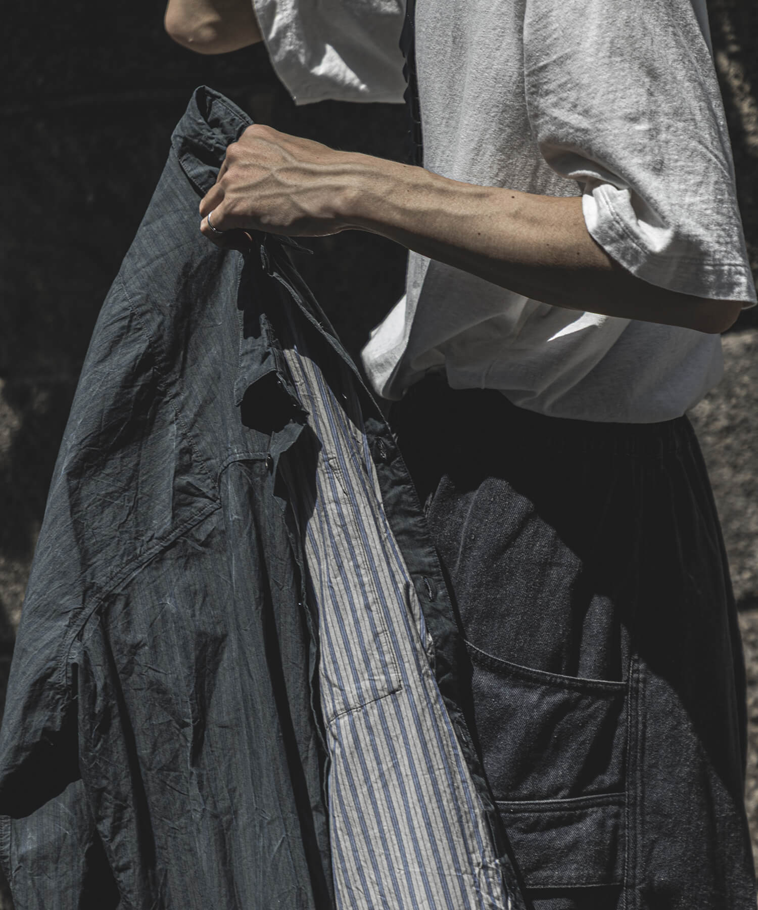 Wool Linen Mélange Stripe Easy Wide Pantsの着用画像