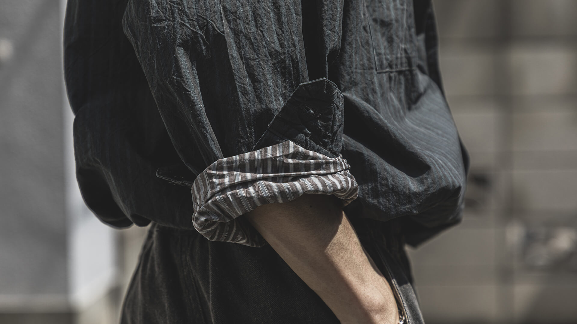 Wool Linen Mélange Stripe Easy Wide Pantsの着用画像