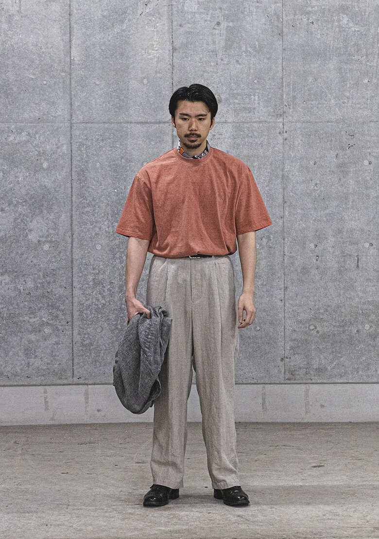 Tシャツのオーカー色の着用画像
