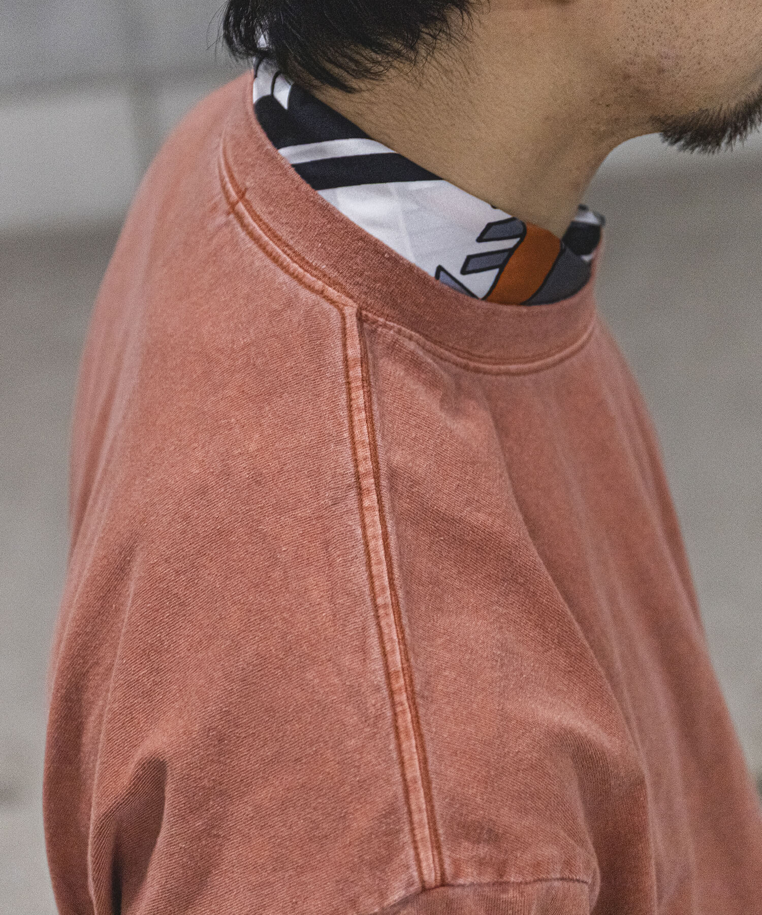 Tシャツのオーカー色の着用画像