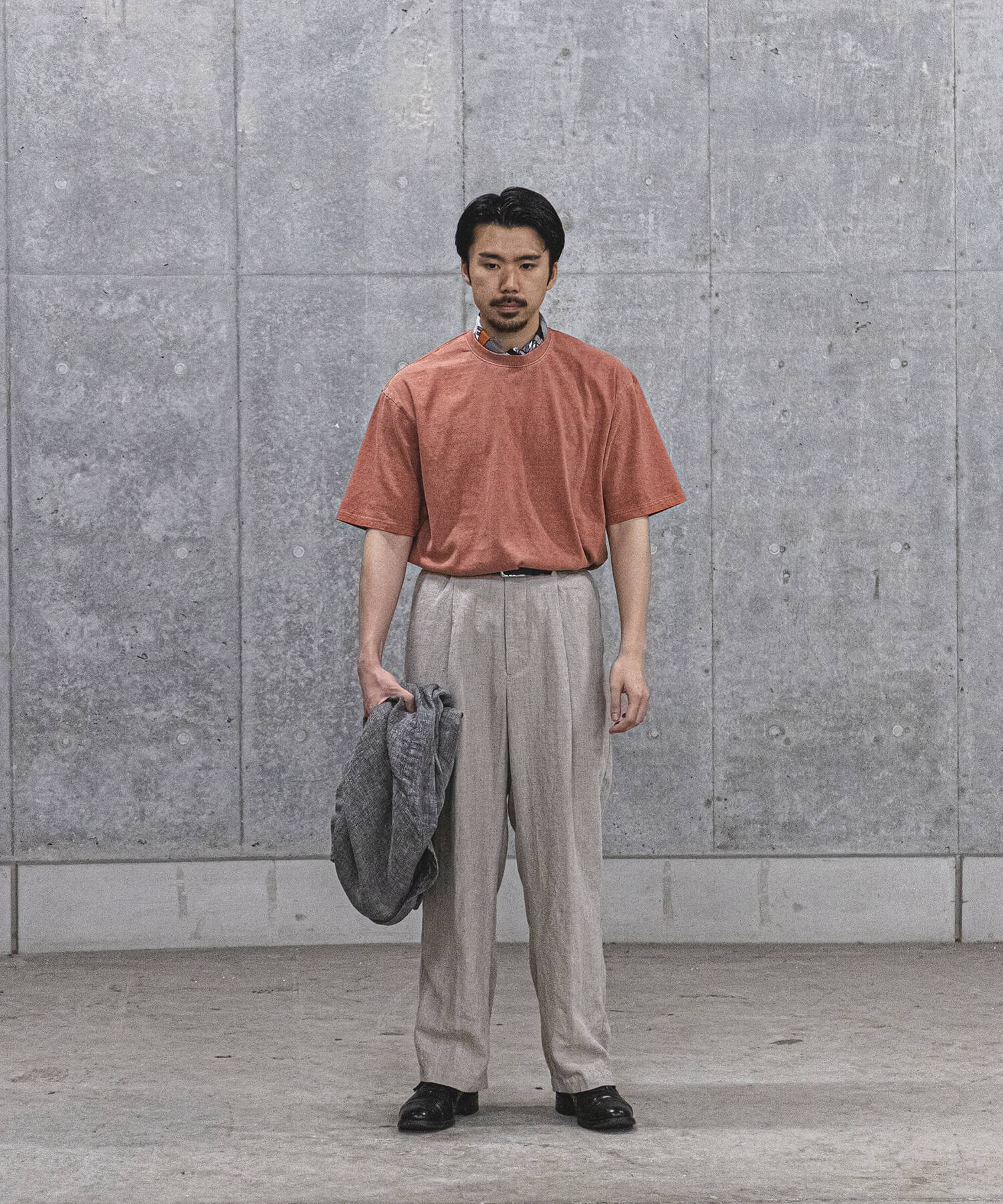 Tシャツのオーカー色の着用画像