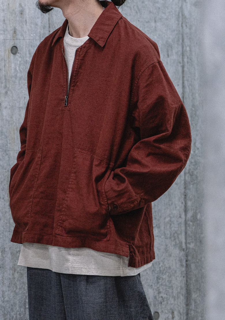 オーカー色のジッププルオーバーの着用画像