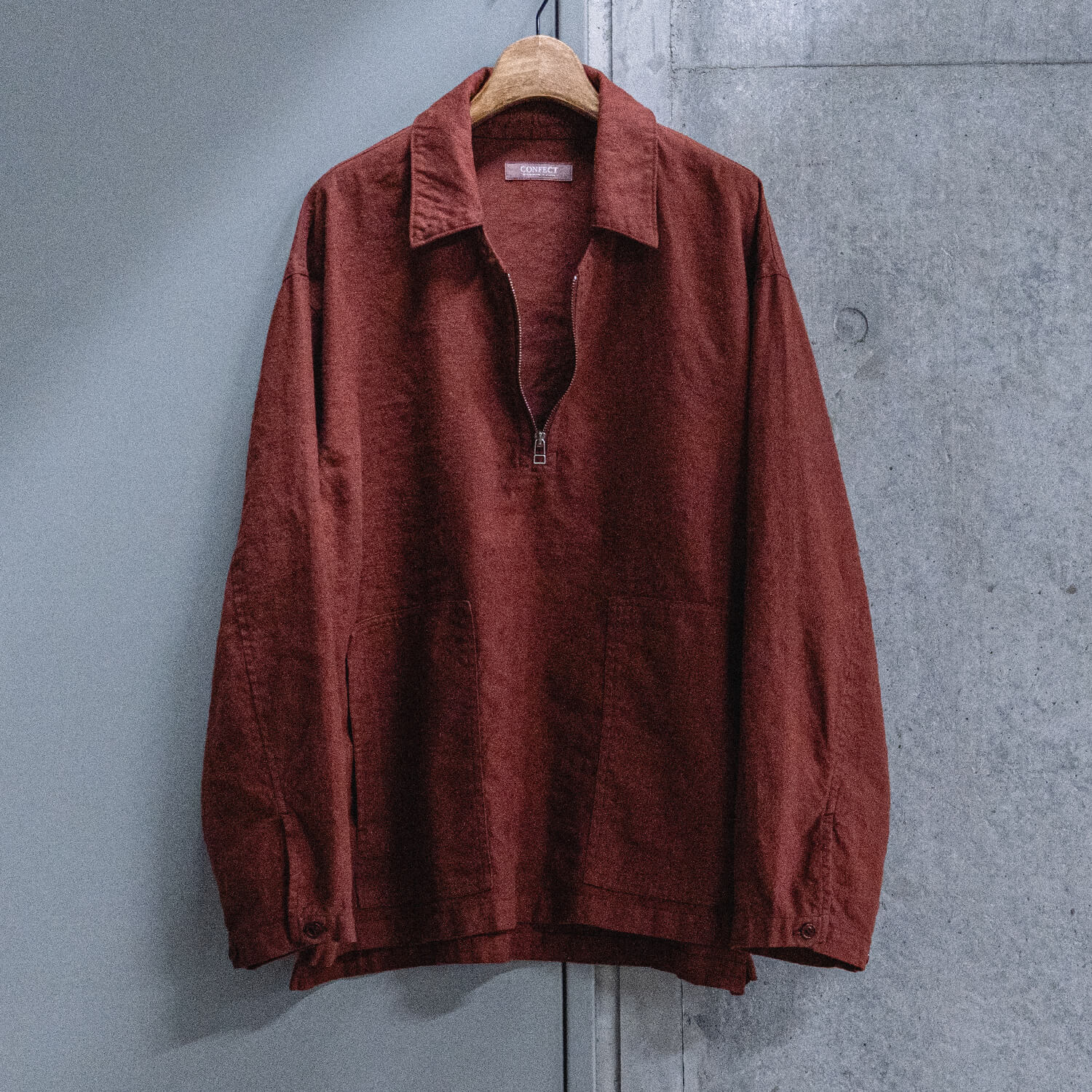 オーカー色の起毛ファブリック