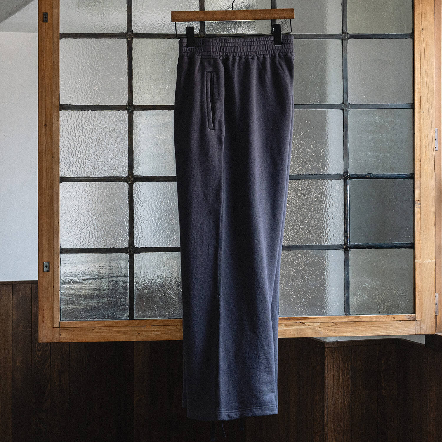 裏毛スウェットパンツのチャコールグレー