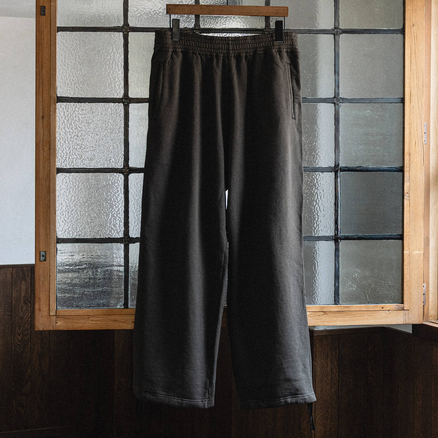 裏毛スウェットパンツのオリーブ