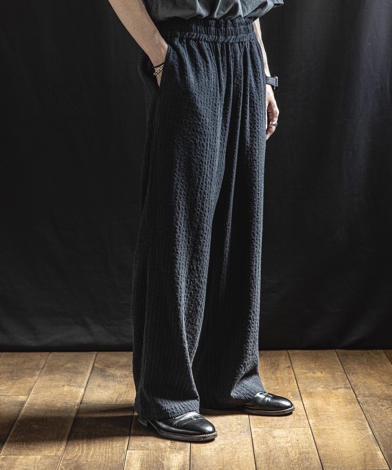 Wool Linen Mélange Stripe Easy Wide Pantsの着用画像