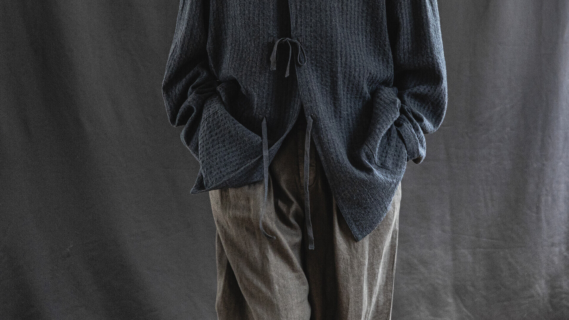 Wool Linen Mélange Stripe Easy Wide Pantsの着用画像
