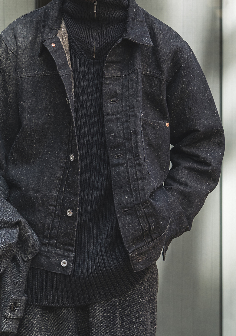 カラーリネン墨コーティングシャツの着用画像