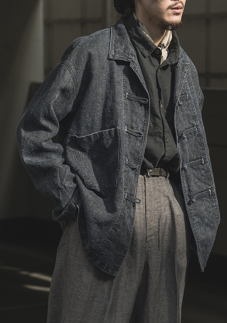 カラーリネン墨コーティングシャツの着用画像