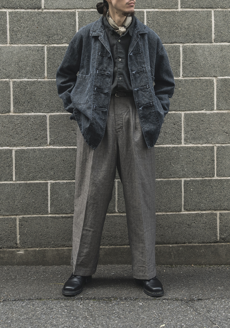 カラーリネン墨コーティングシャツの着用画像