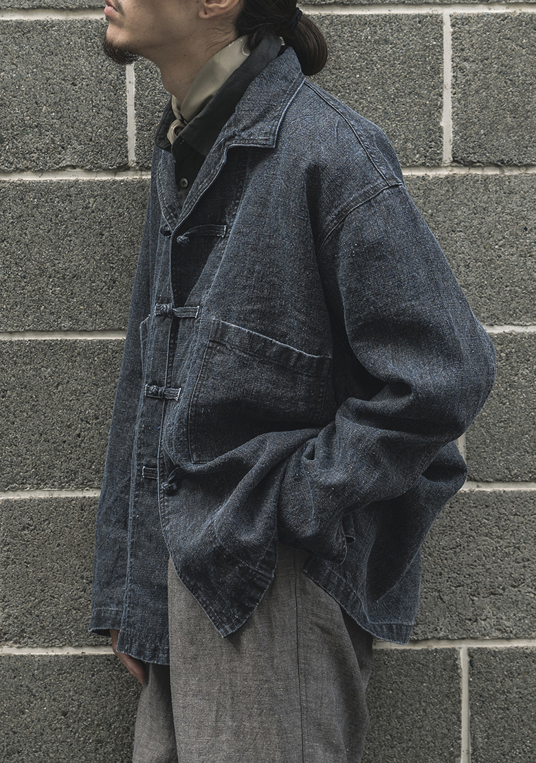 カラーリネン墨コーティングシャツの着用画像
