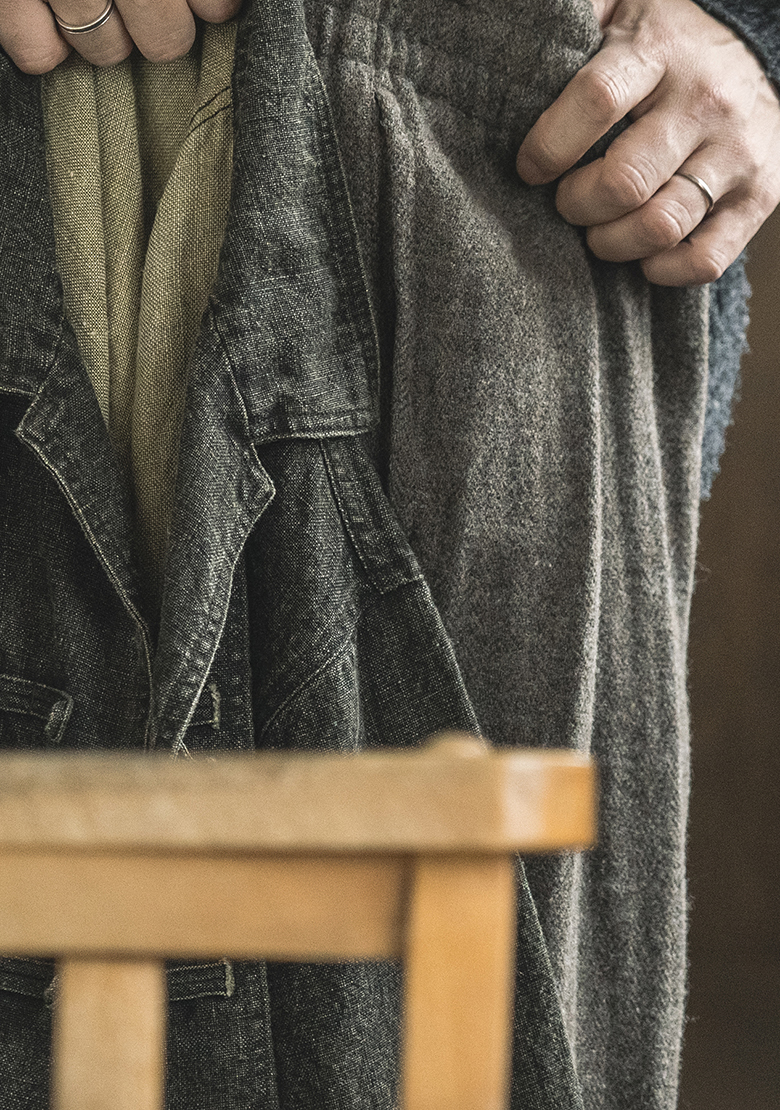 カラーリネン墨コーティングシャツの着用画像