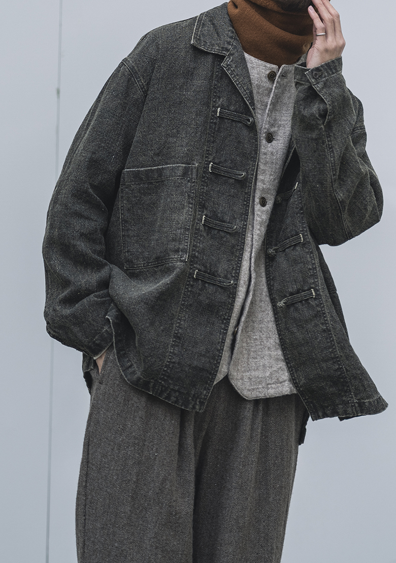 カラーリネン墨コーティングシャツの着用画像