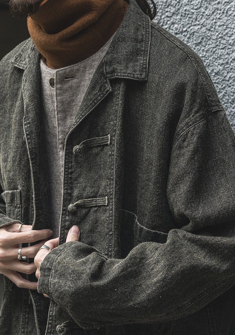 カラーリネン墨コーティングシャツの着用画像