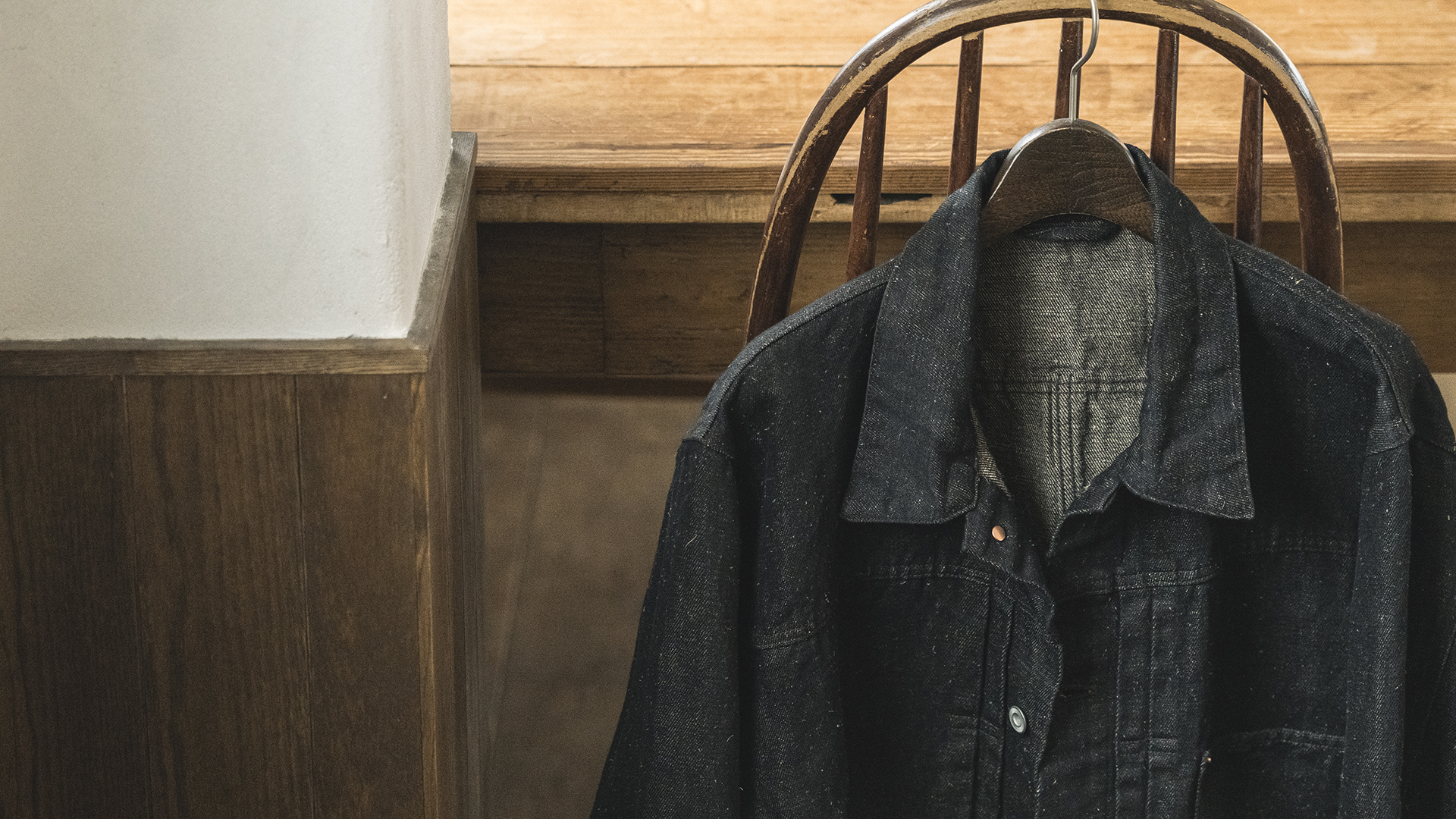 カラーリネン墨コーティングシャツの着用画像