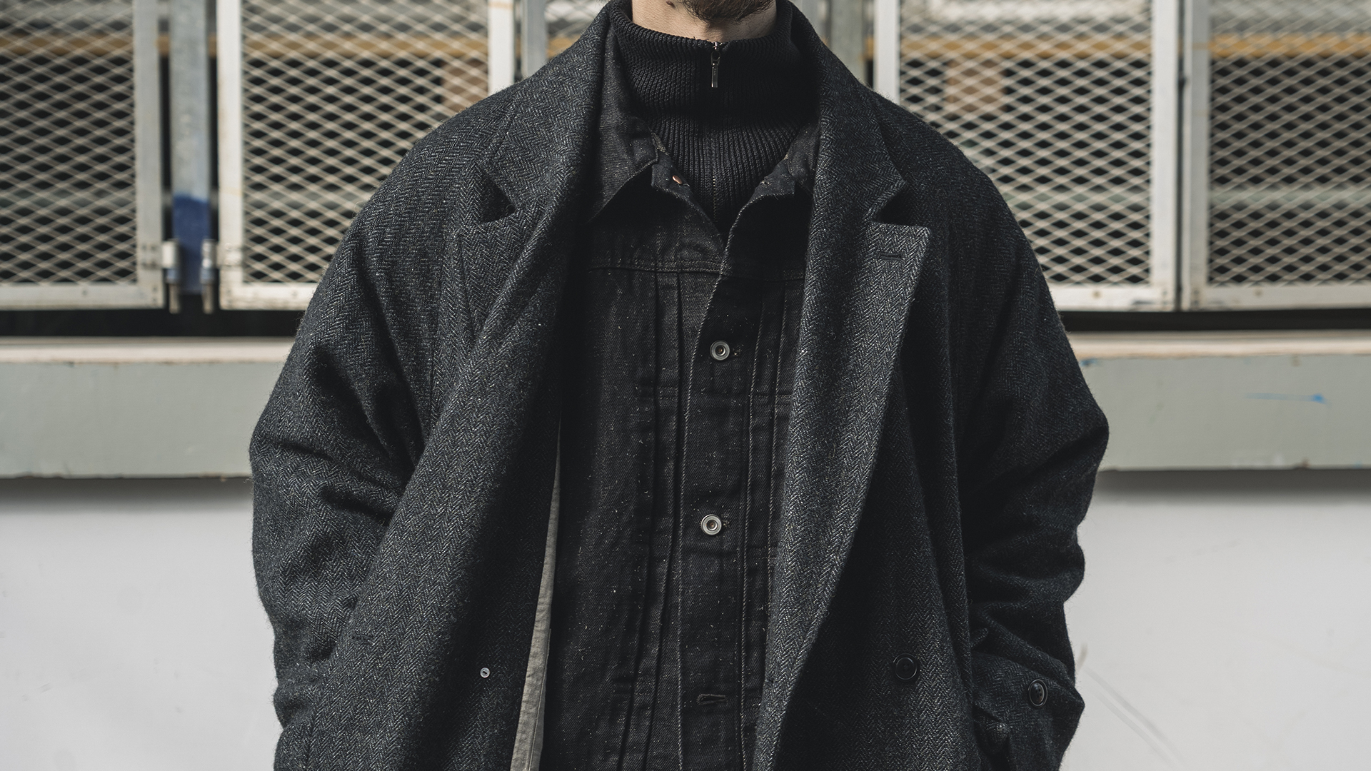 カラーリネン墨コーティングシャツの着用画像