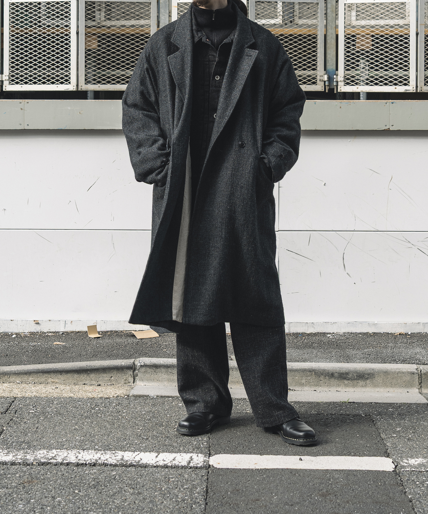 カラーリネン墨コーティングシャツの着用画像