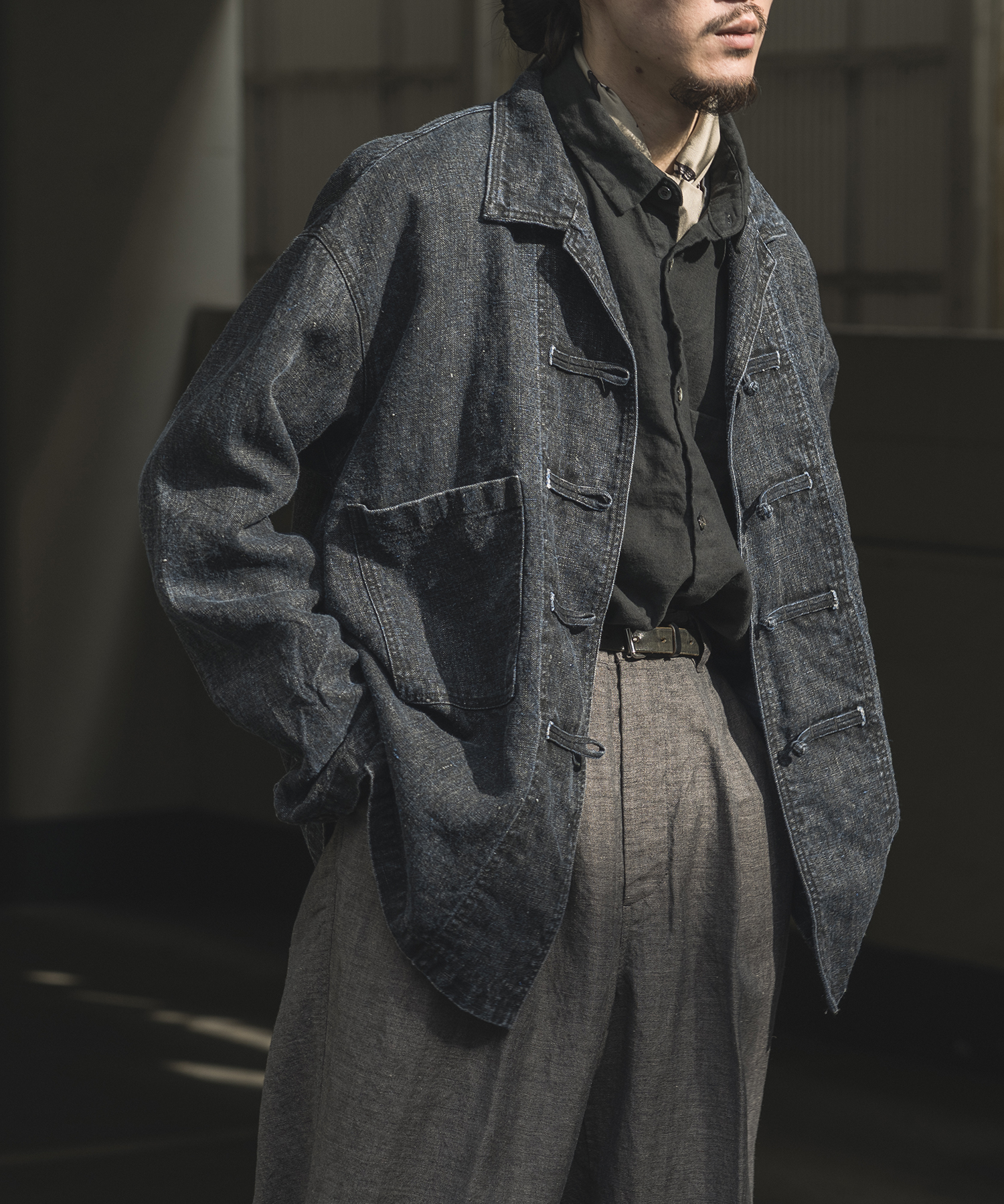 カラーリネン墨コーティングシャツの着用画像
