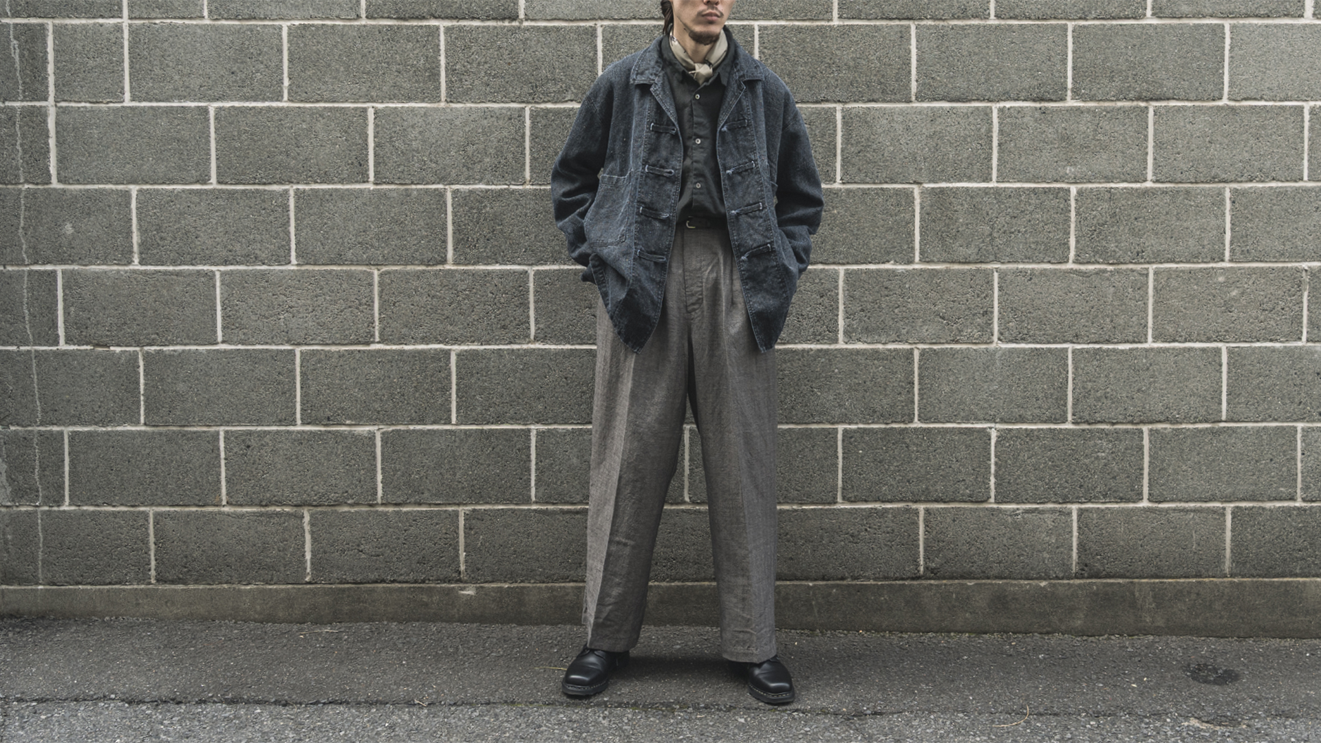 カラーリネン墨コーティングシャツの着用画像