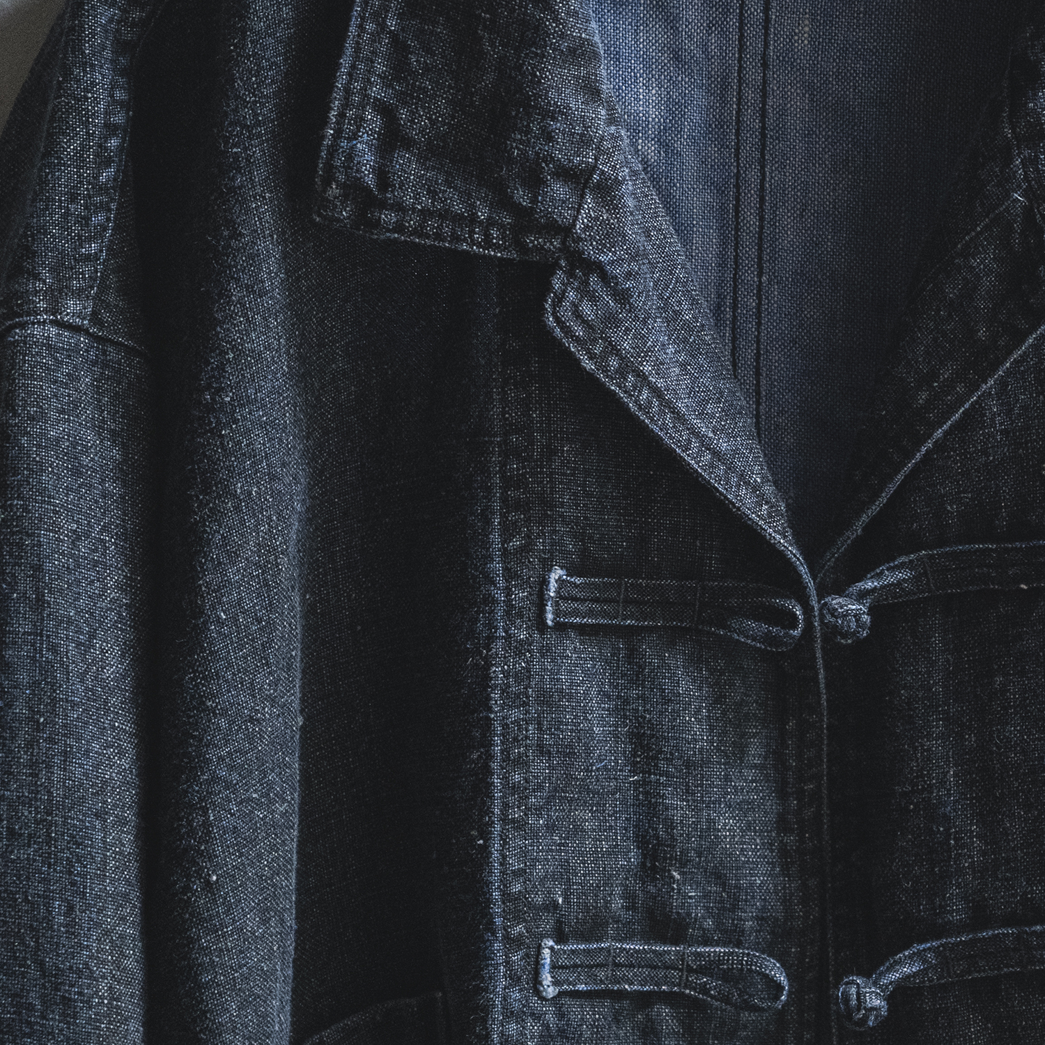 カラーリネン墨コーティングシャツの着用画像