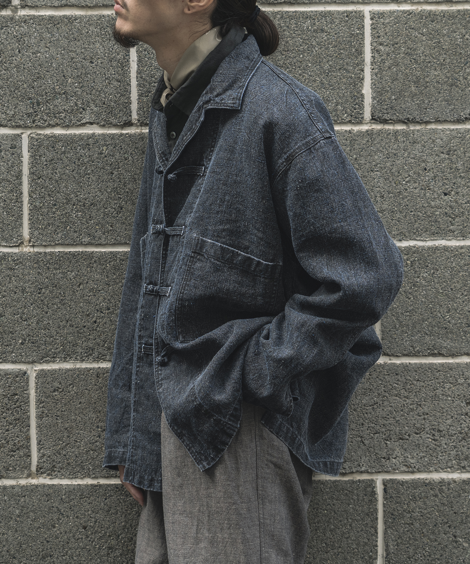 カラーリネン墨コーティングシャツの着用画像