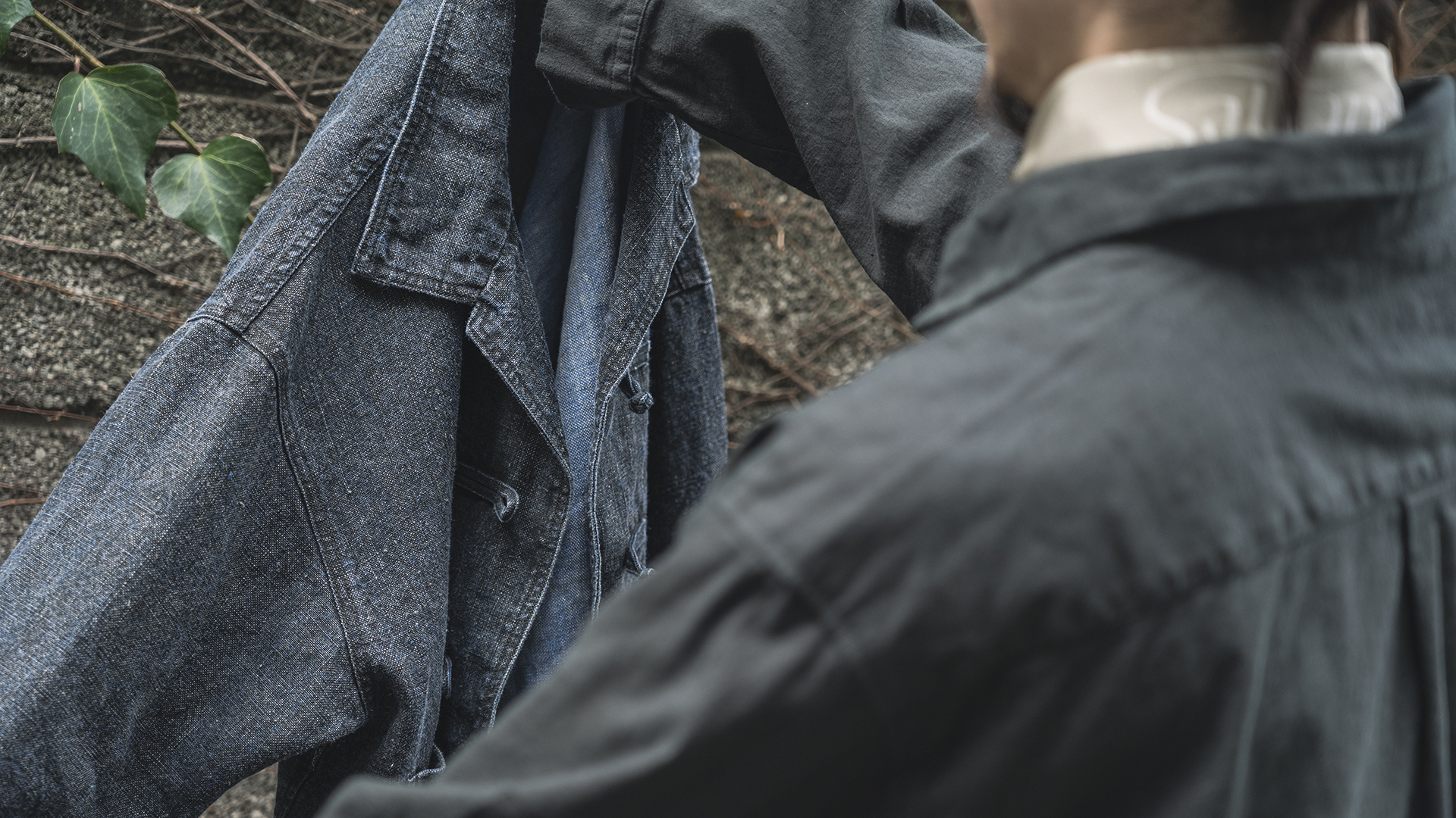 カラーリネン墨コーティングシャツの着用画像