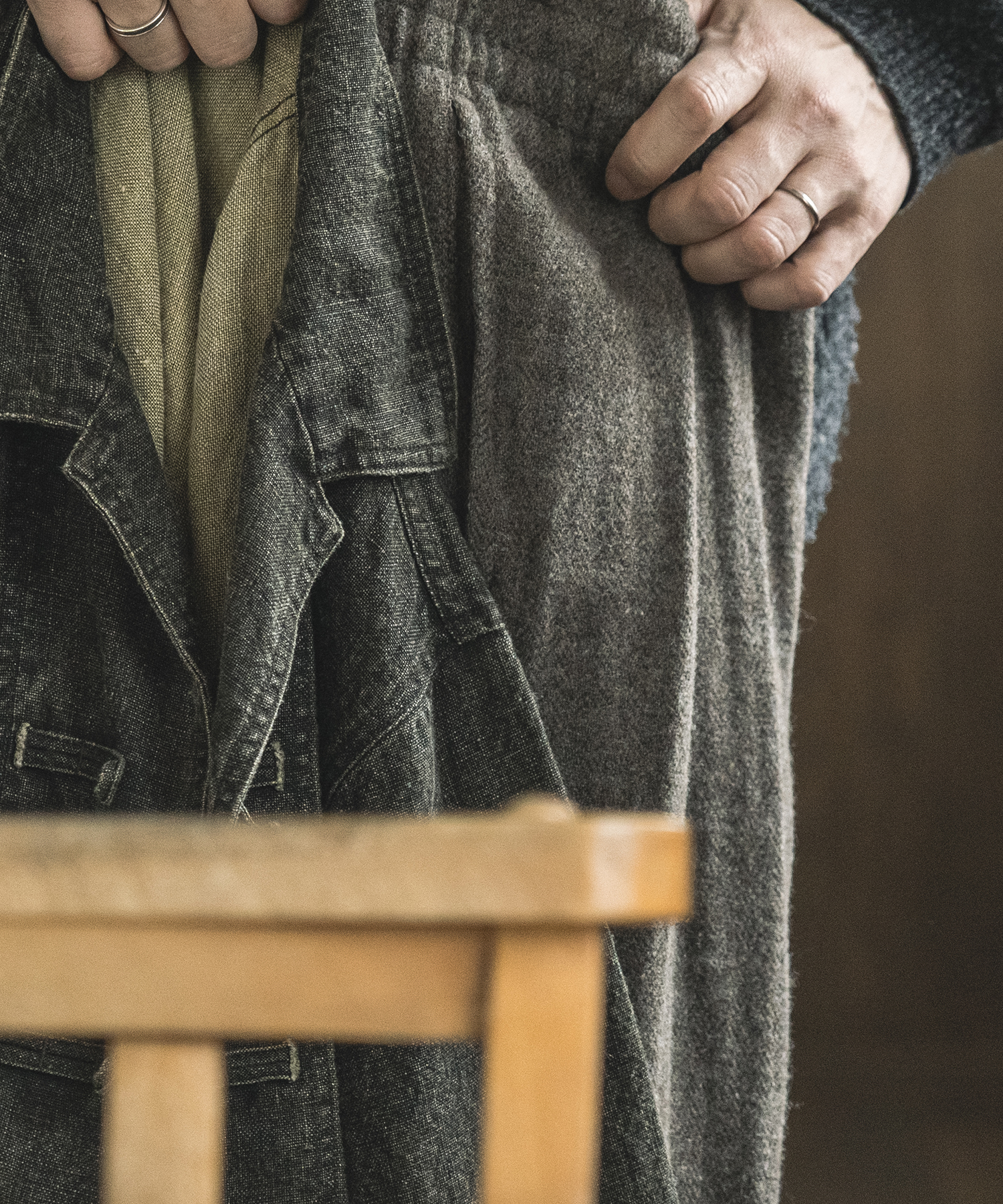 カラーリネン墨コーティングシャツの着用画像