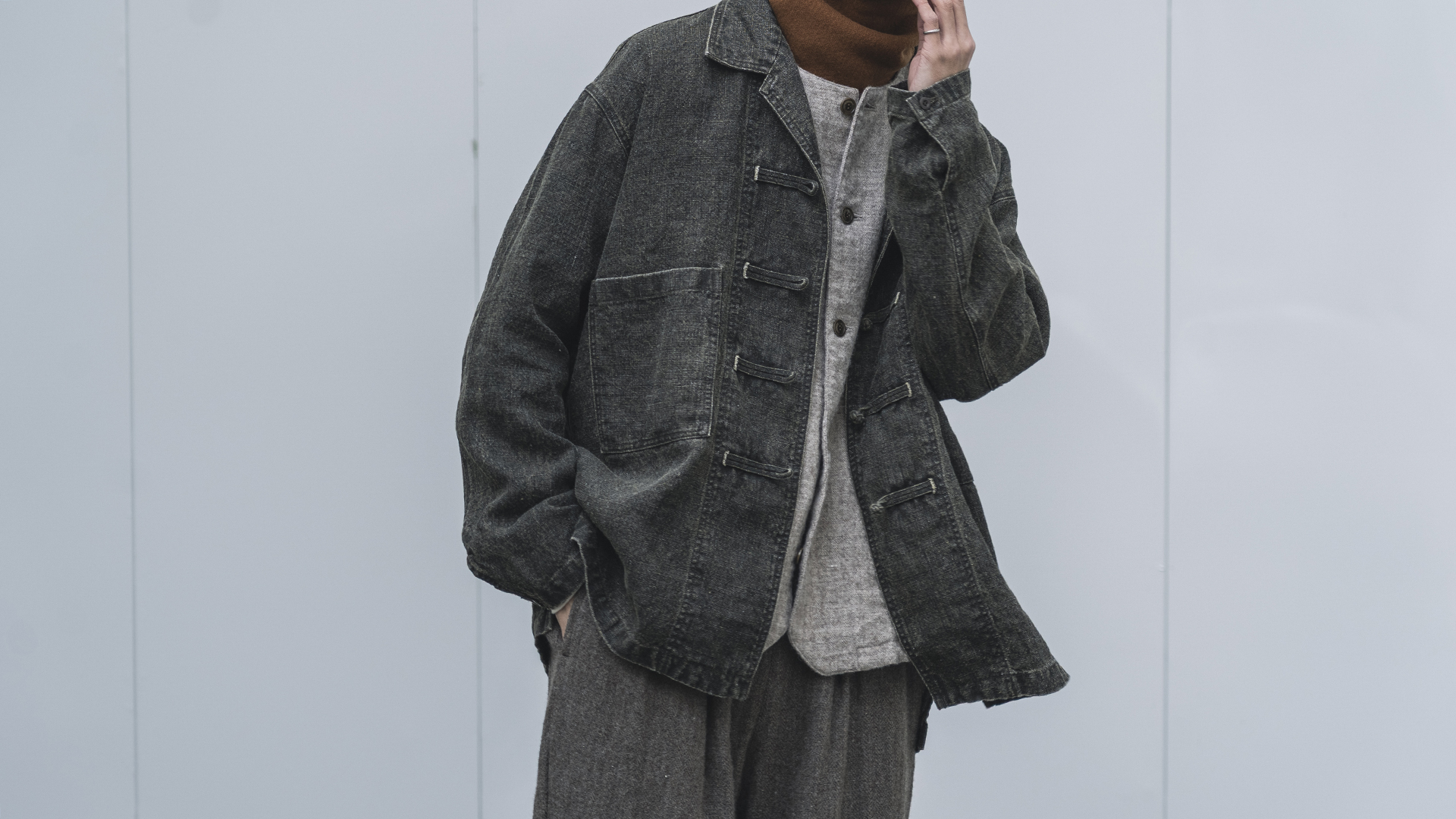 カラーリネン墨コーティングシャツの着用画像