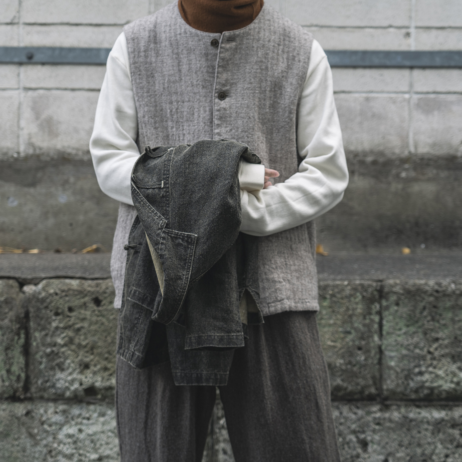 カラーリネン墨コーティングシャツの着用画像