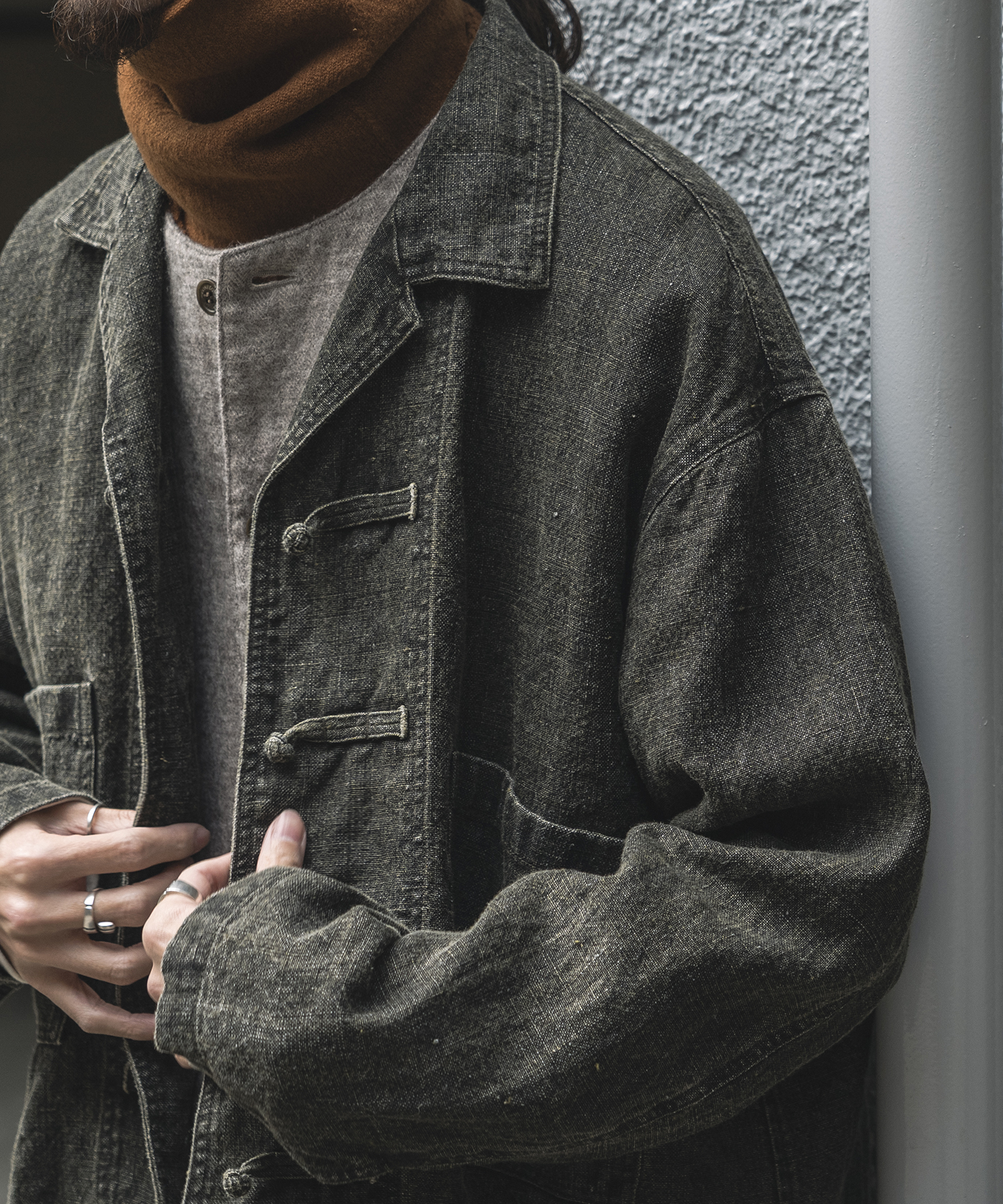 カラーリネン墨コーティングシャツの着用画像