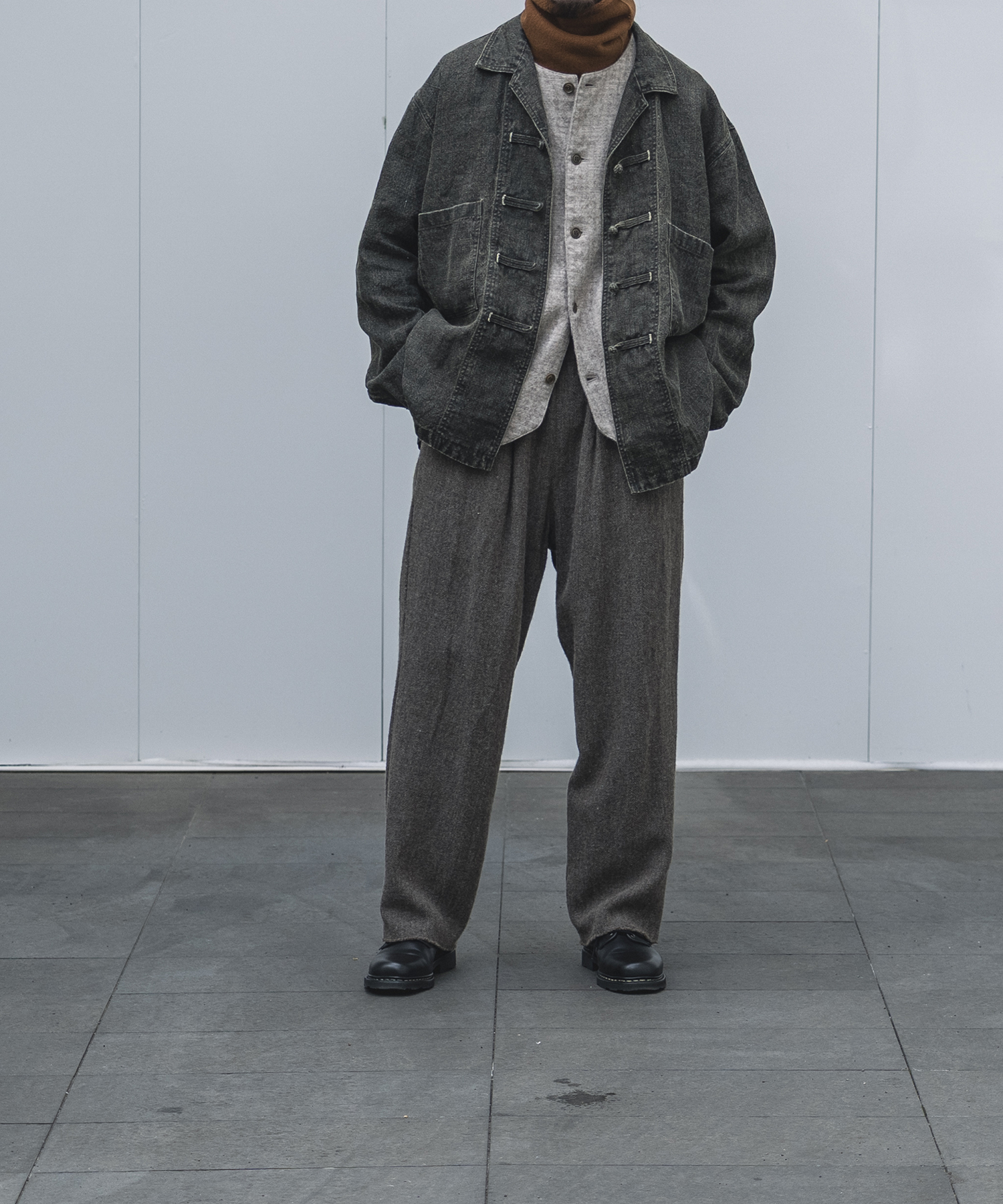 カラーリネン墨コーティングシャツの着用画像