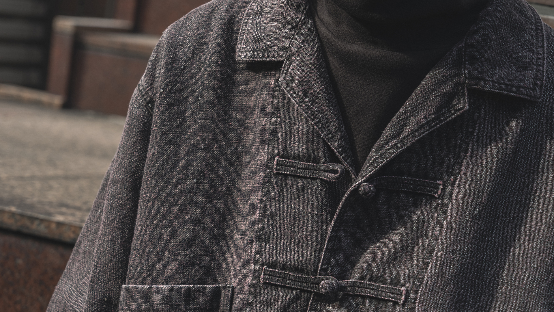 カラーリネン墨コーティングシャツの着用画像