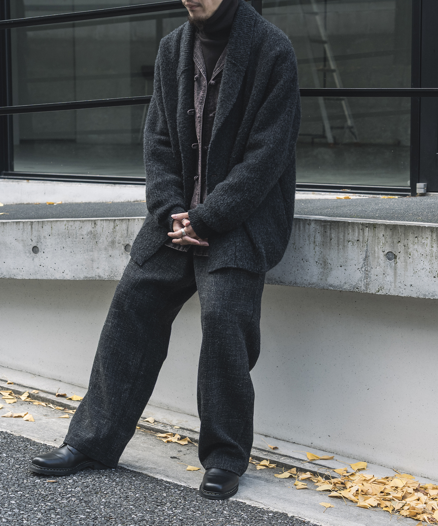 カラーリネン墨コーティングシャツの着用画像