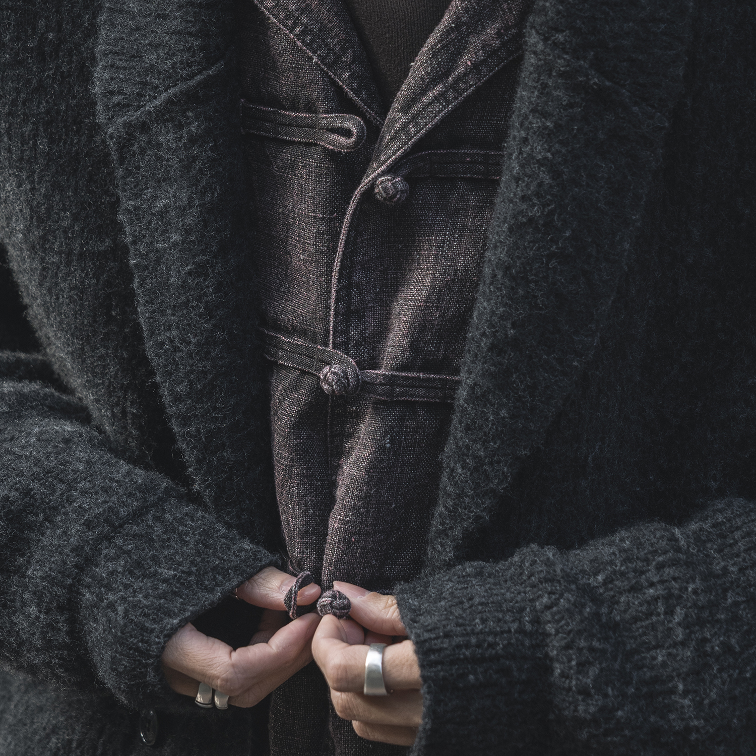 カラーリネン墨コーティングシャツの着用画像