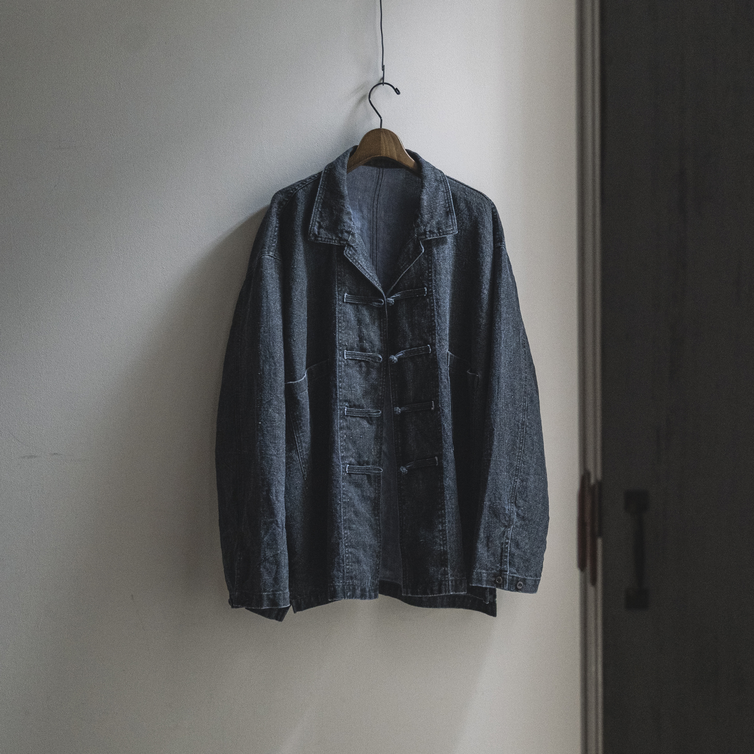 カラーリネン墨コーティングシャツ