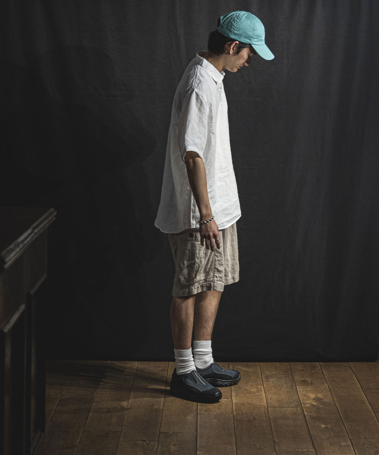 リネンシャツの白色の着用画像